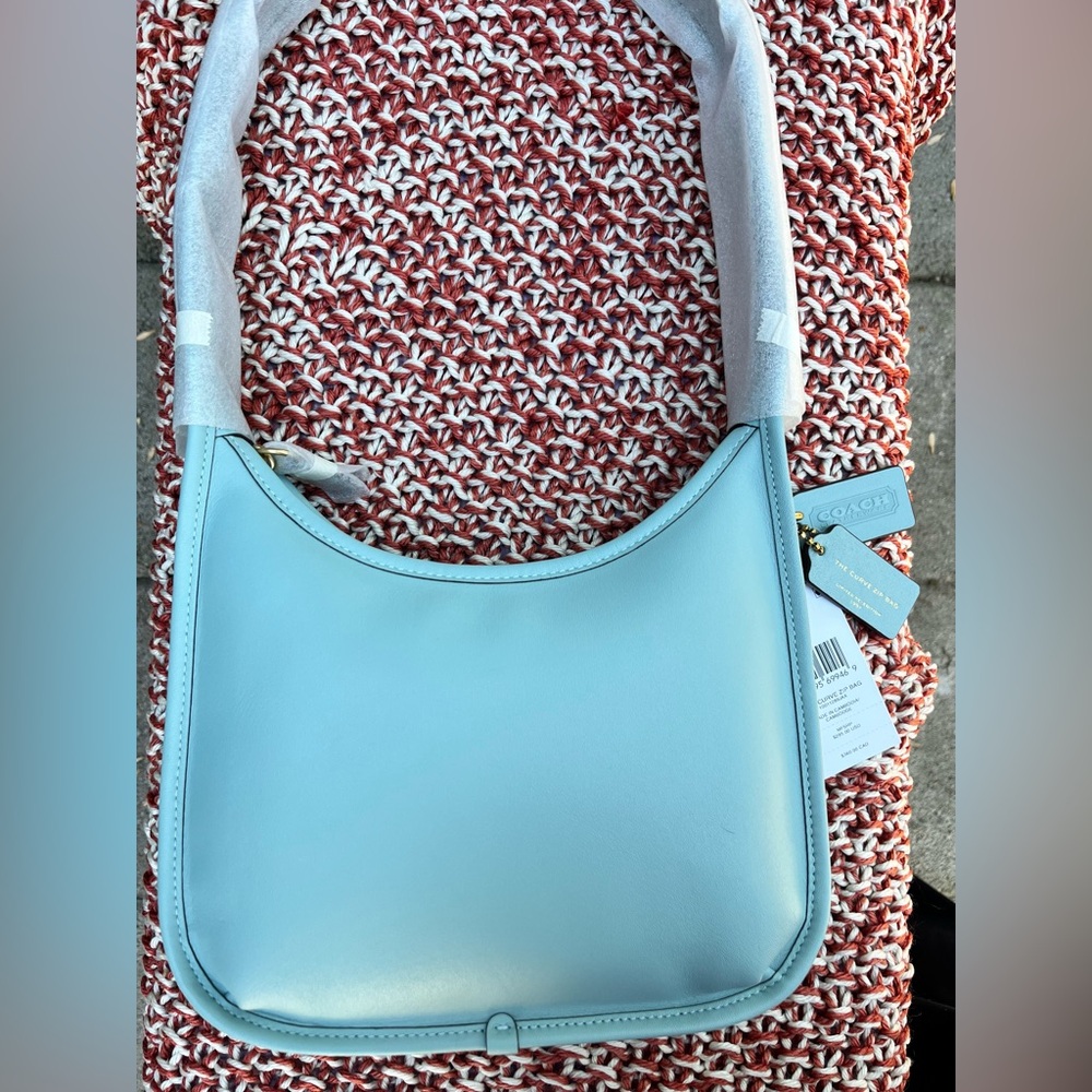 🩵 Coach Curve Zip Bag🩵